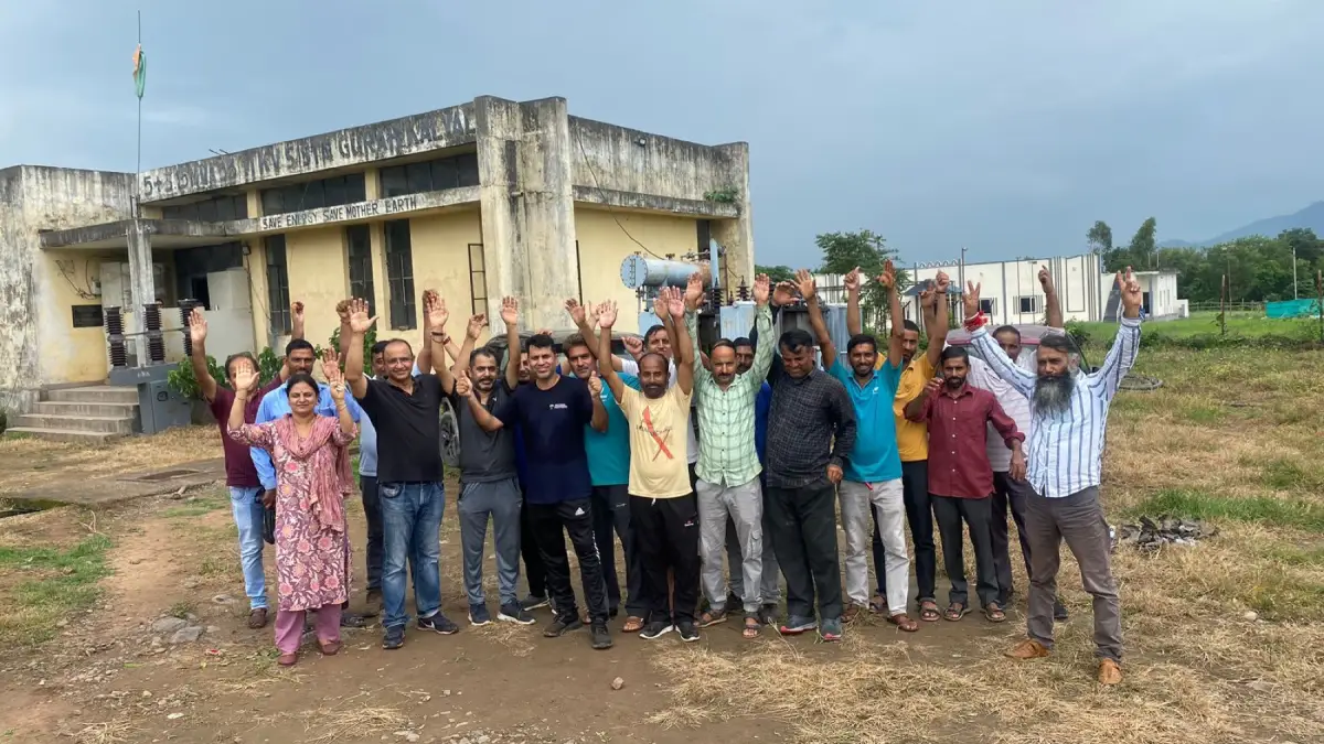 Oxygen Footprints participants at the Ramkot and Phinter Substations project